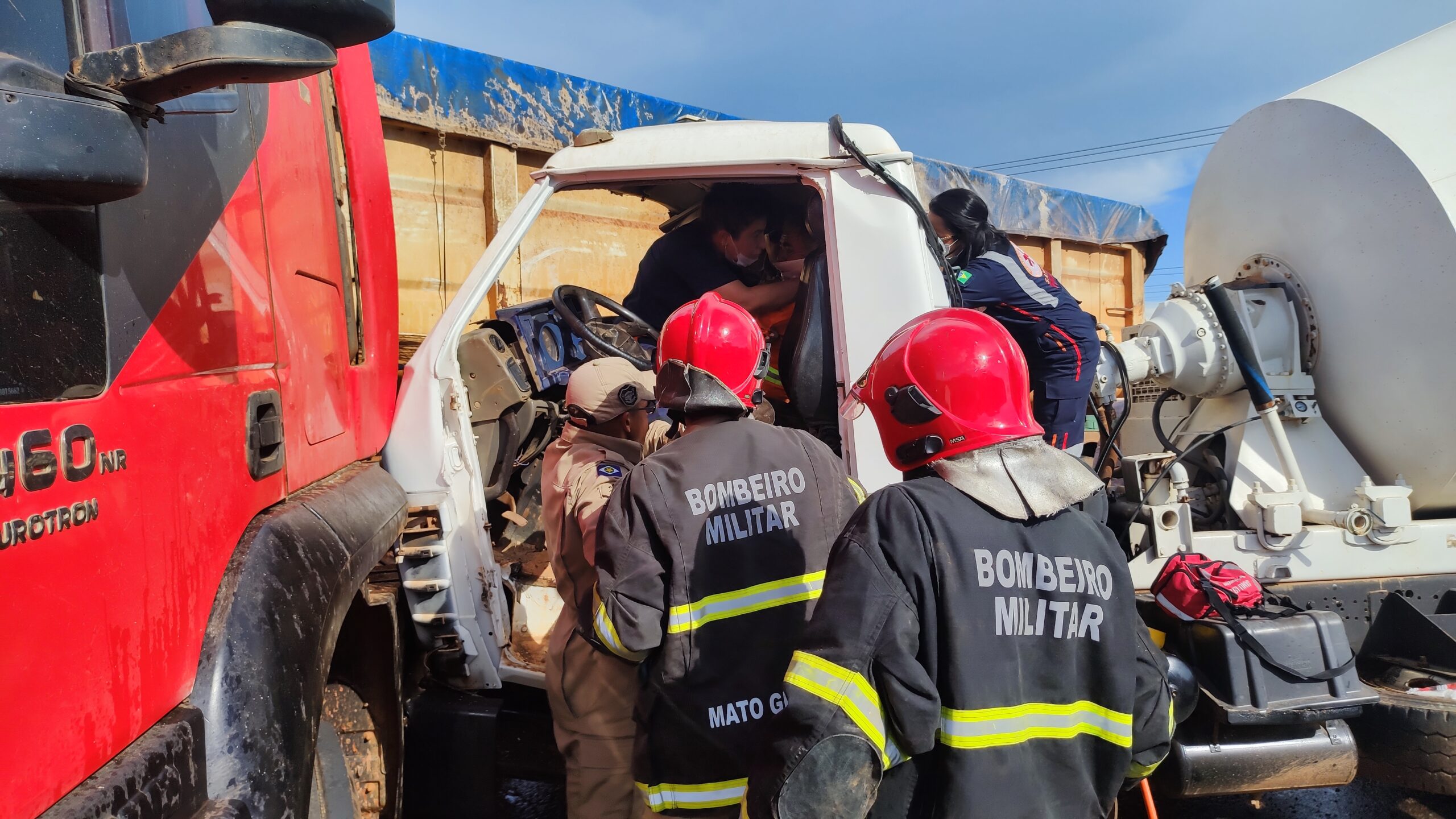 Vídeo – Acidente entre caminhões causa transtornos no Distrito Industrial de Rondonópolis