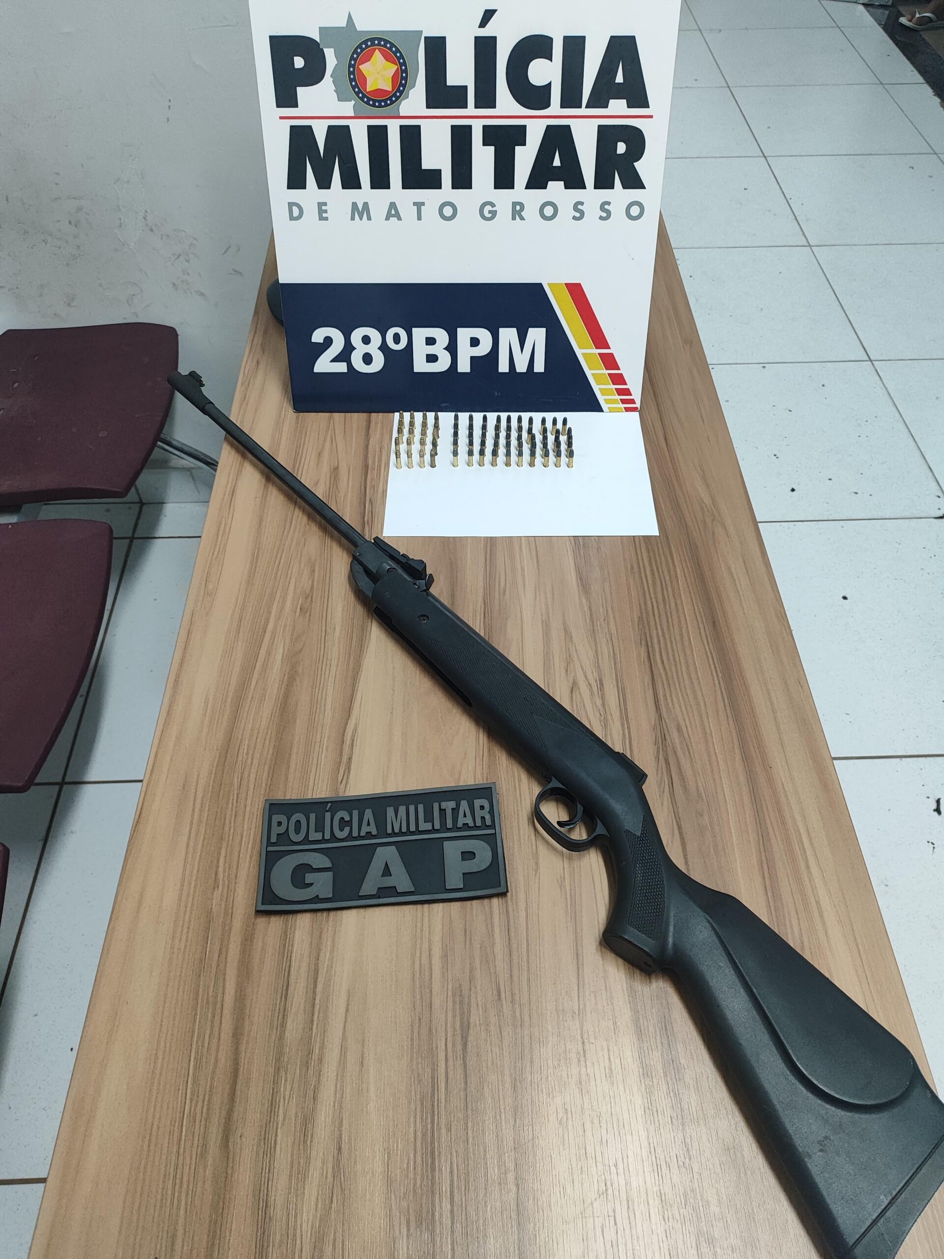 Homem é preso com arma e munições após denúncia de veículo suspeito em região rural de MT