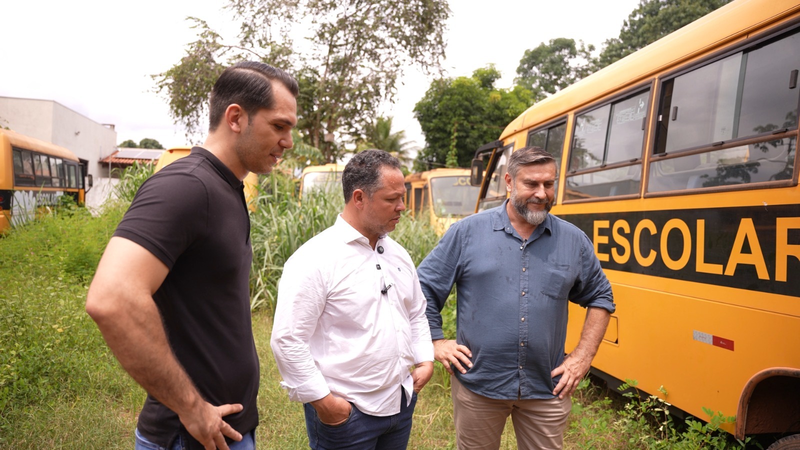 TRANSPORTE ESCOLARPrefeito e secretário de educação verificam frota inutilizada