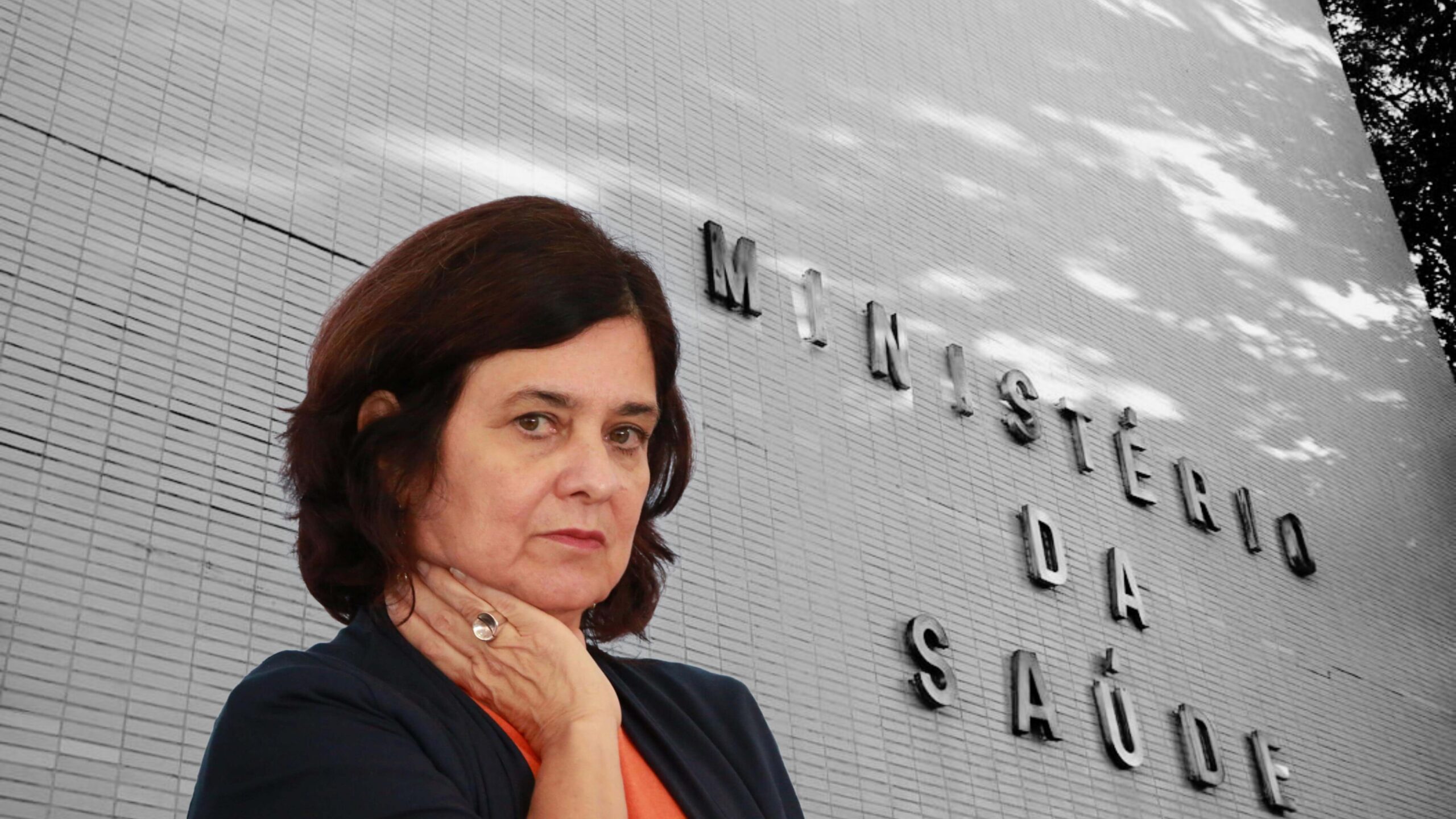 Ministra da Saúde usa carro oficial durante férias