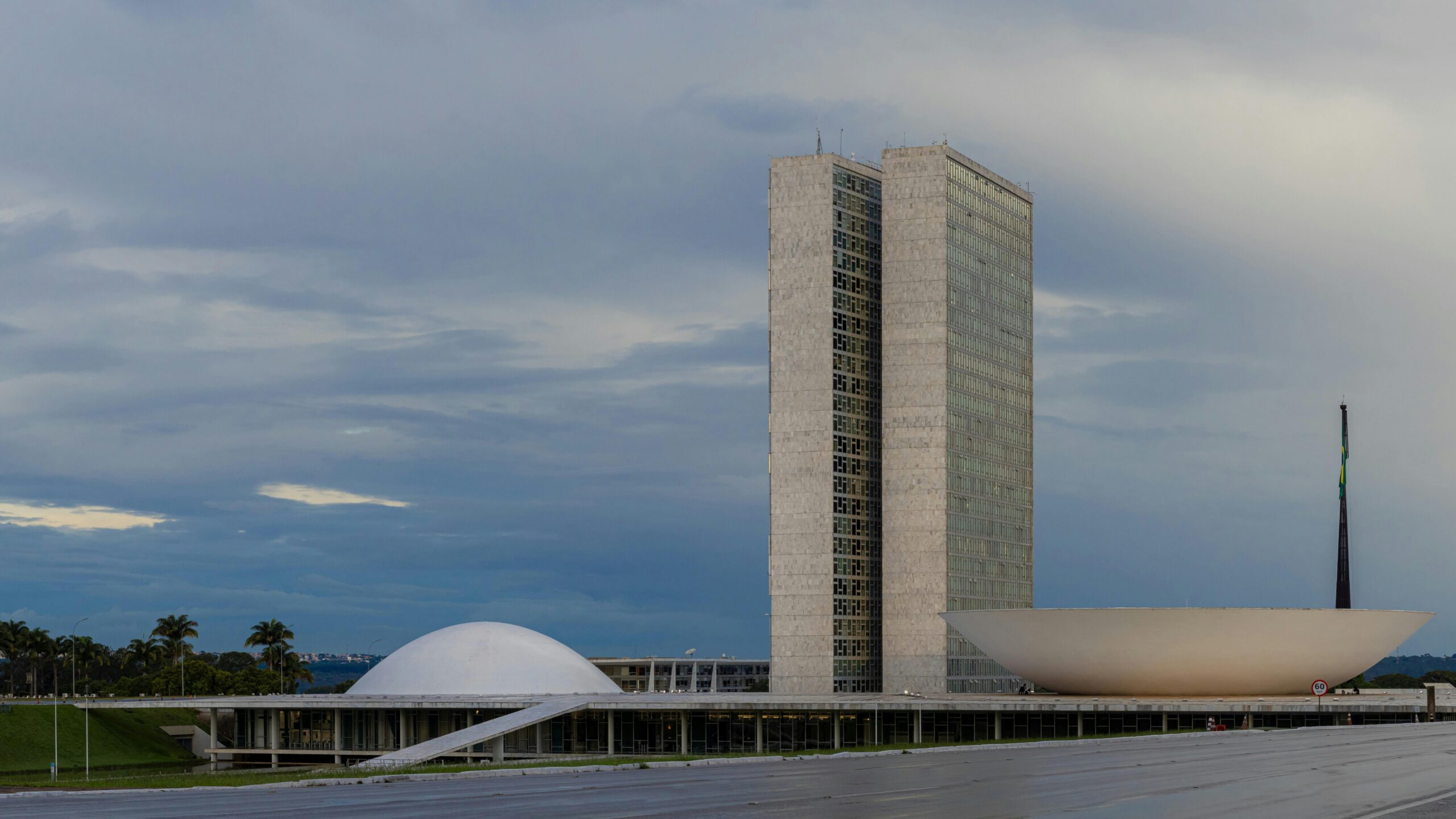 Governo Lula publica MP que dá reajuste médio de 27% a servidores