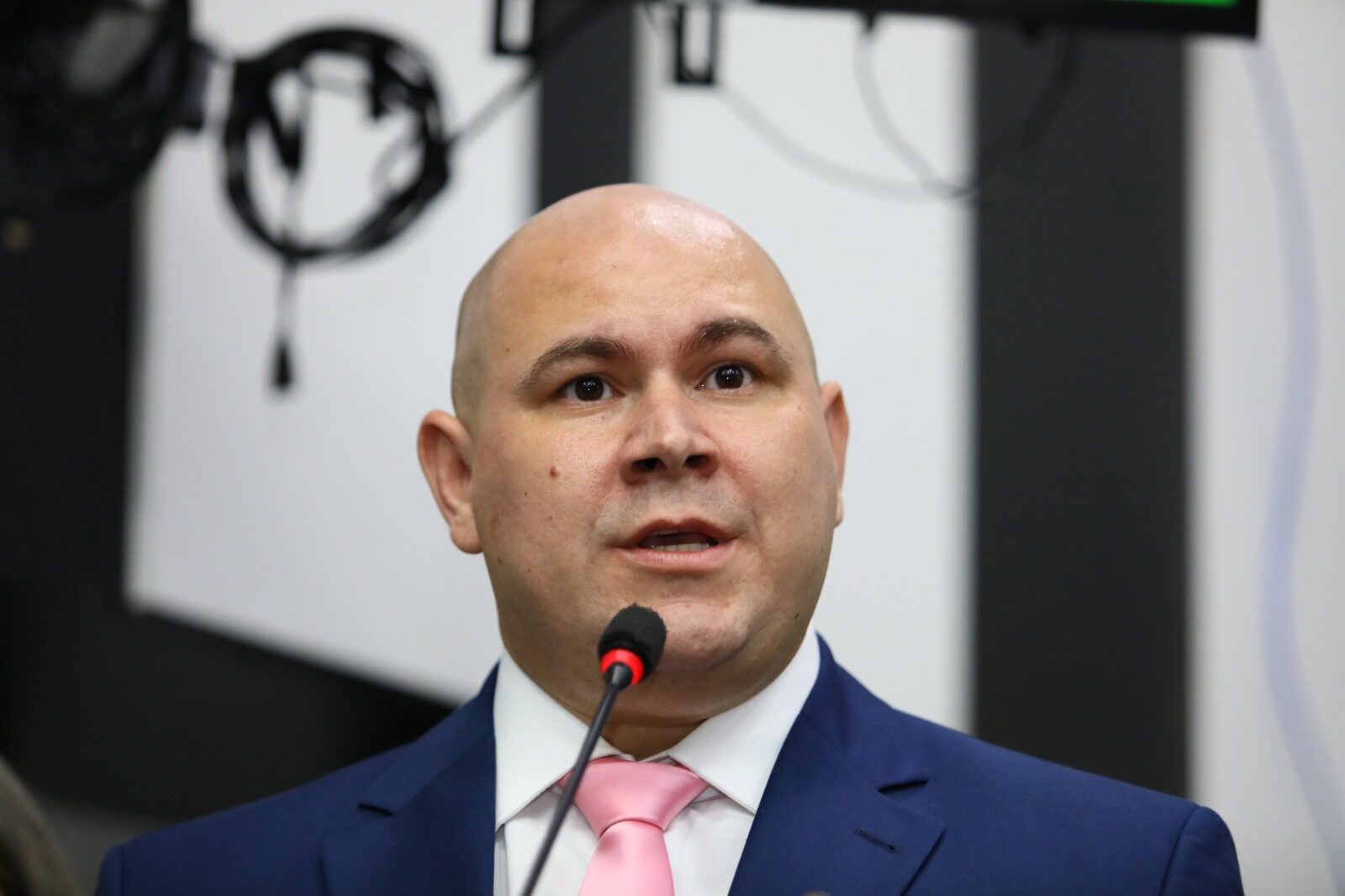 Abilio expõe “contas agendadas” por EP e decreta calamidade em Cuiabá