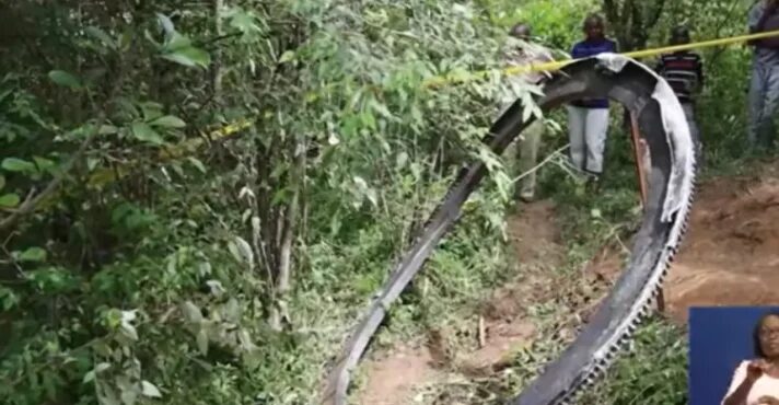 Anel metálico de 500 kg cai em vila no Quênia e deixa moradores assustados