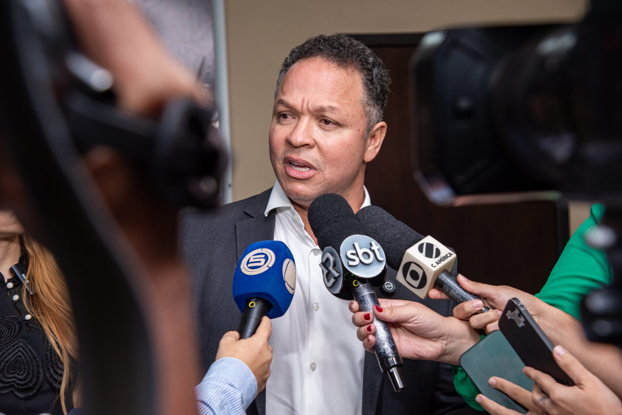 ‘Liberdade econômica’- Cláudio Ferreira assina primeiro decreto municipal