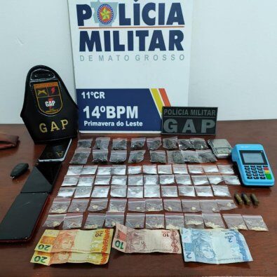 PM prende 2 faccionados com drogas, munições e dinheiro em MT