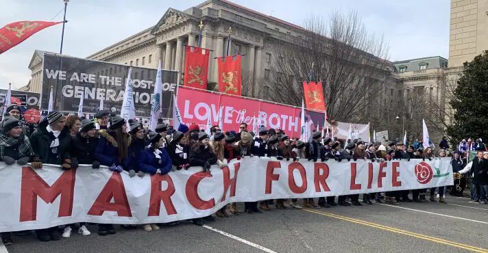 Trump e Vance discursam em marcha contra o aborto em Washington