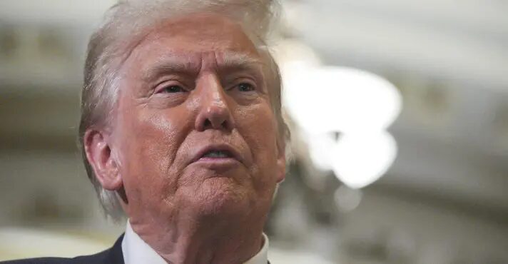 Petro recua sobre deportados, e Trump suspende sanções à Colômbia