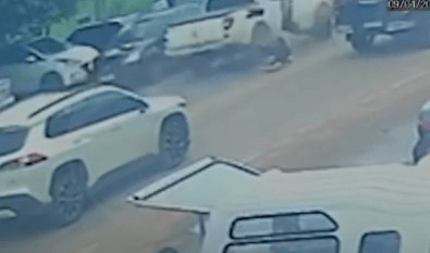 Vídeo flagra caminhonete atropelando homem; pé é amputado