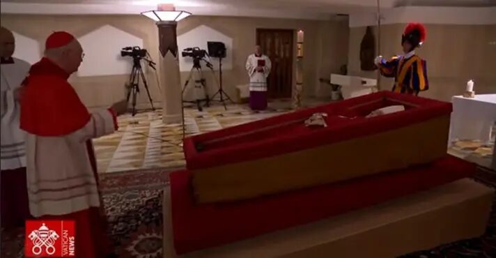 Vídeo: Vaticano divulga imagem do papa Francisco no caixão