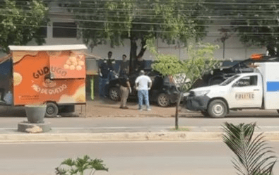 Motorista de App é achado morto dentro de carro perto de lanchonete