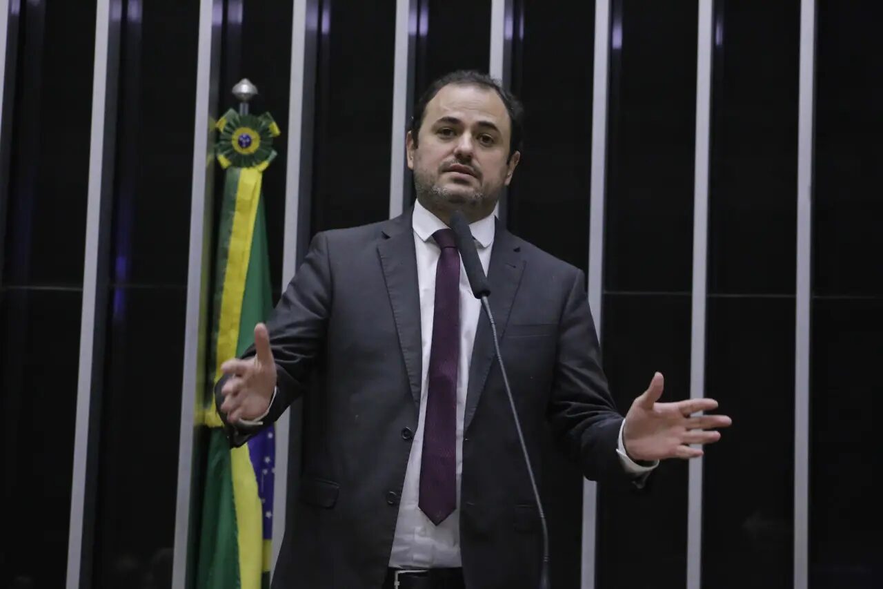 Na CCJ, relator rejeita recurso de Glauber Braga contra cassação