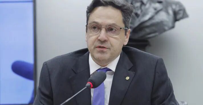 Deputado quer proibir desconto automático de sindicatos em benefícios do INSS