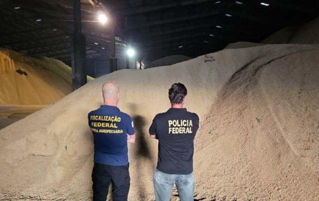 PF flagra 51 caminhões de soja de MT com areia em porto no PR