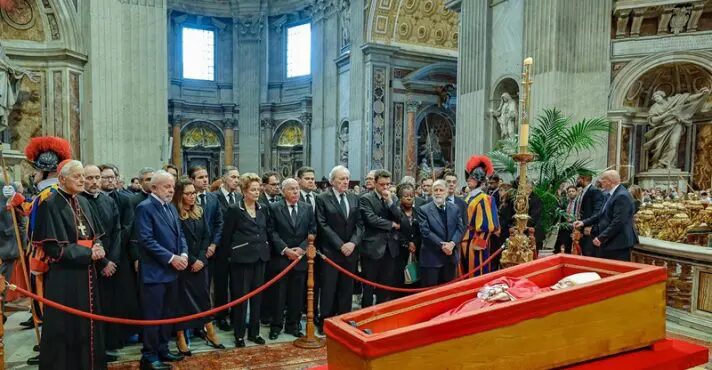 Governo publica lista incompleta sobre comitiva de Lula a Roma