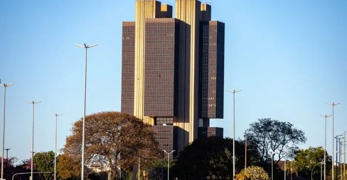 Contas externas do Brasil têm déficit de US$ 2 bi em março