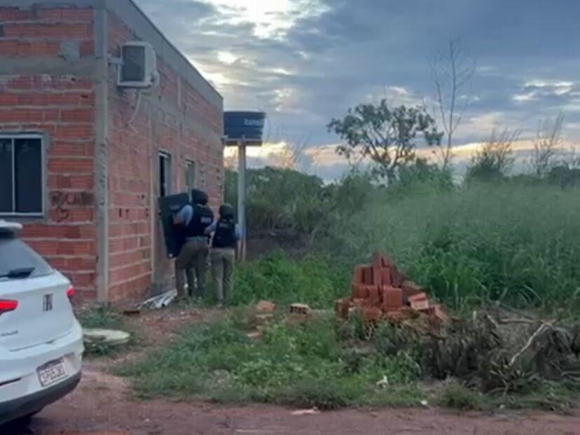 Polícia Militar liberta mãe e filhos mantidos reféns e prende homem foragido da Justiça