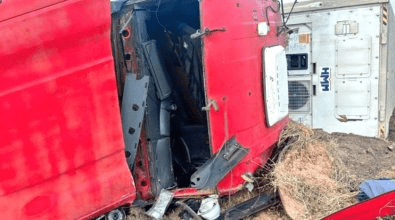 Caminhoneiro morre em capotamento e passageiro fica ferido em MT