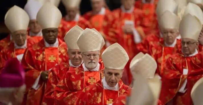 Conclave: bombeiros instalam chaminé que anunciará novo papa; vídeo