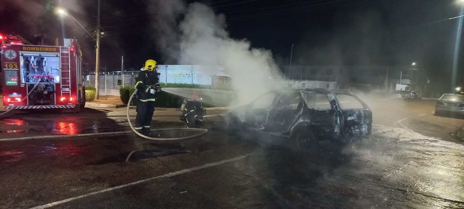 Carro é consumido pelas chamas no centro de Rondonópolis durante a noite