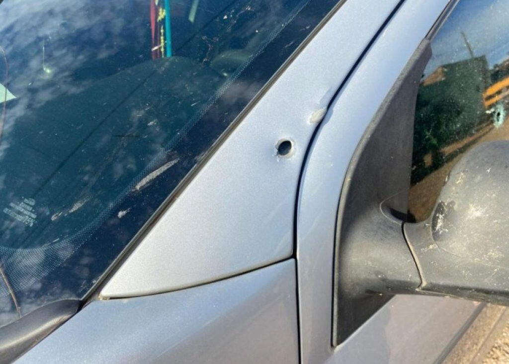 Dupla tenta matar homem a tiros dentro do carro em MT