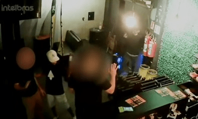 Dupla armada invade bar, rouba celulares e alianças de clientes