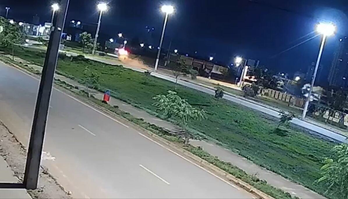 Acidente impressionante na Av. dos Estudantes: BMW capota e fica destruída na madrugada de domingo