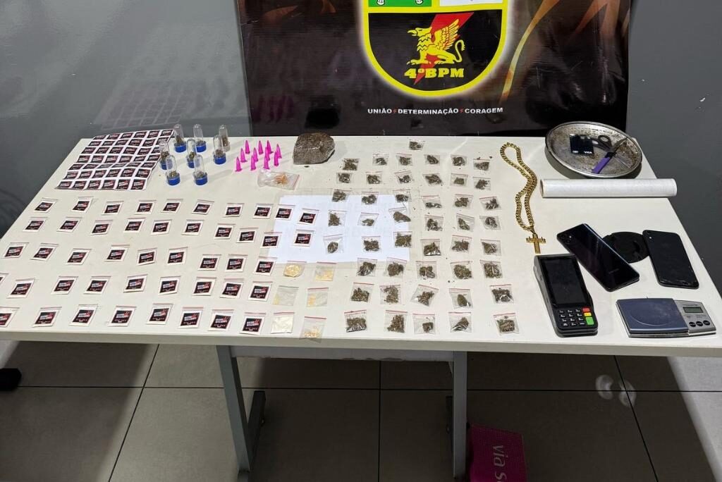 PM prende integrantes de facção criminosa e apreende 184 porções de drogas