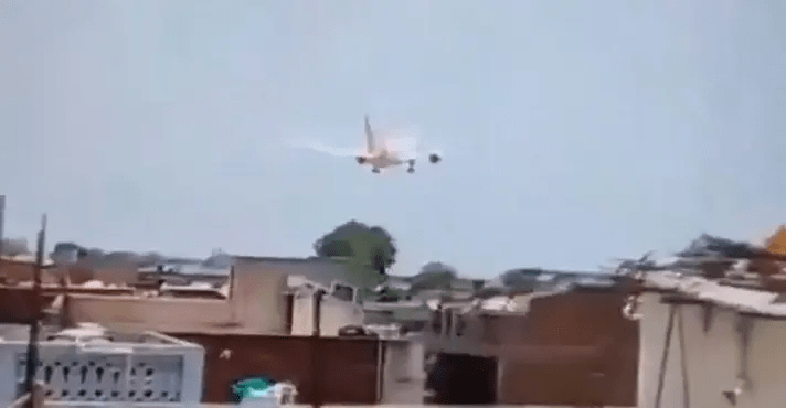 Resgate retira mais de 100 corpos em queda de aeronave na Índia