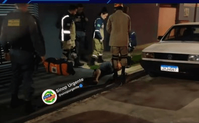 Bandidos invadem casa e atiram contra jovem; bala atravessa a mão