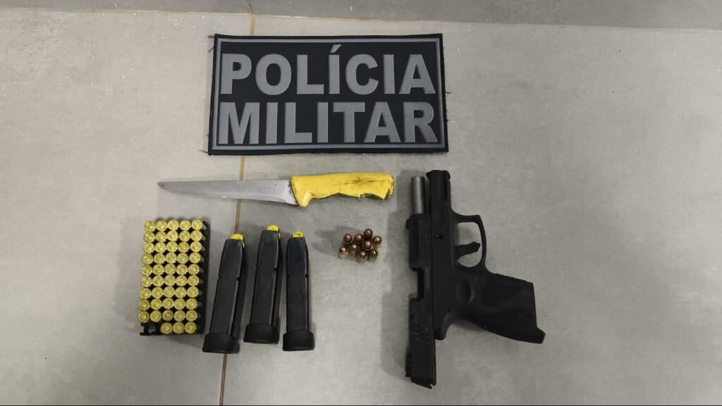 PM prende dois homens portando arma de fogo além de munições e 83 porções de entorpecentes