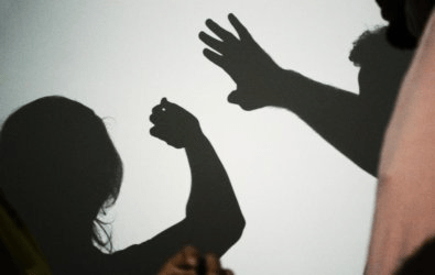 Jovem é agredida pelo namorado e filha leva chute durante briga