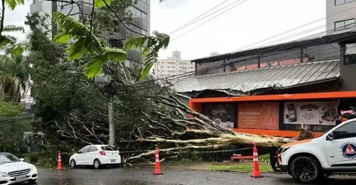 Novo ciclone pode agravar enchentes no Sul do Brasil neste sábado, 28