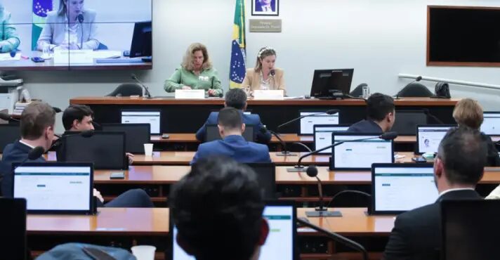 Projetos de Júlia Zanatta proíbem vacinação compulsória no Brasil