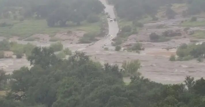 Enchente repentina do Rio Llano no Texas deixa mortos e desaparecidos; vídeo