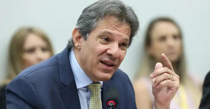 Haddad manda cortar gastos, mas mantém suas passagens aéreas em classe executiva