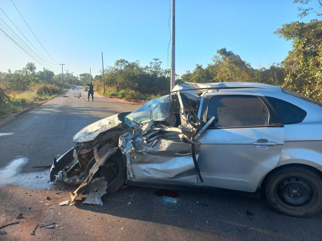Motorista de Siena fica preso às ferragens após batida com micro-ônibus
