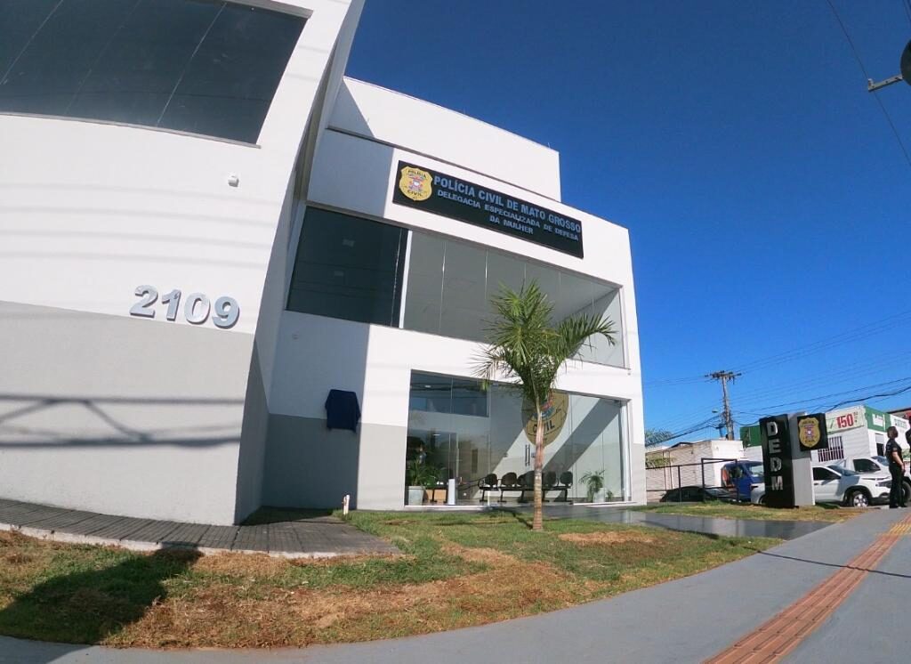 Polícia prende marido após esposa conseguir fugir em mercado e pedir socorro em delegacia