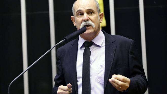 Sargento Fahur critica Janja e Lula após anúncio de tarifas de Trump: “O maior vira-lata do Brasil está ao seu lado”