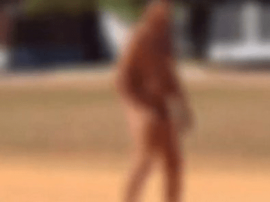 Homem é flagrado correndo pelado em cidade de MT; vídeo