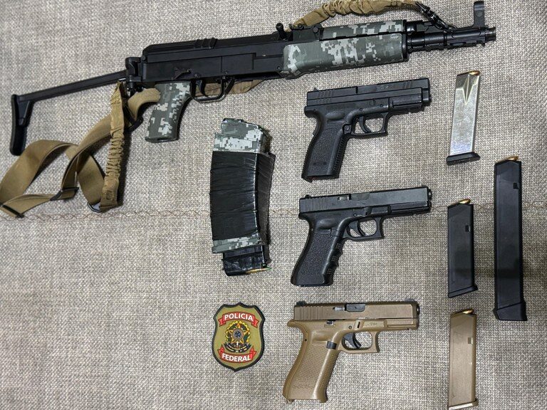 PF cumpre mandado e apreende fuzis e pistolas em residência em Ponta Porã/MS