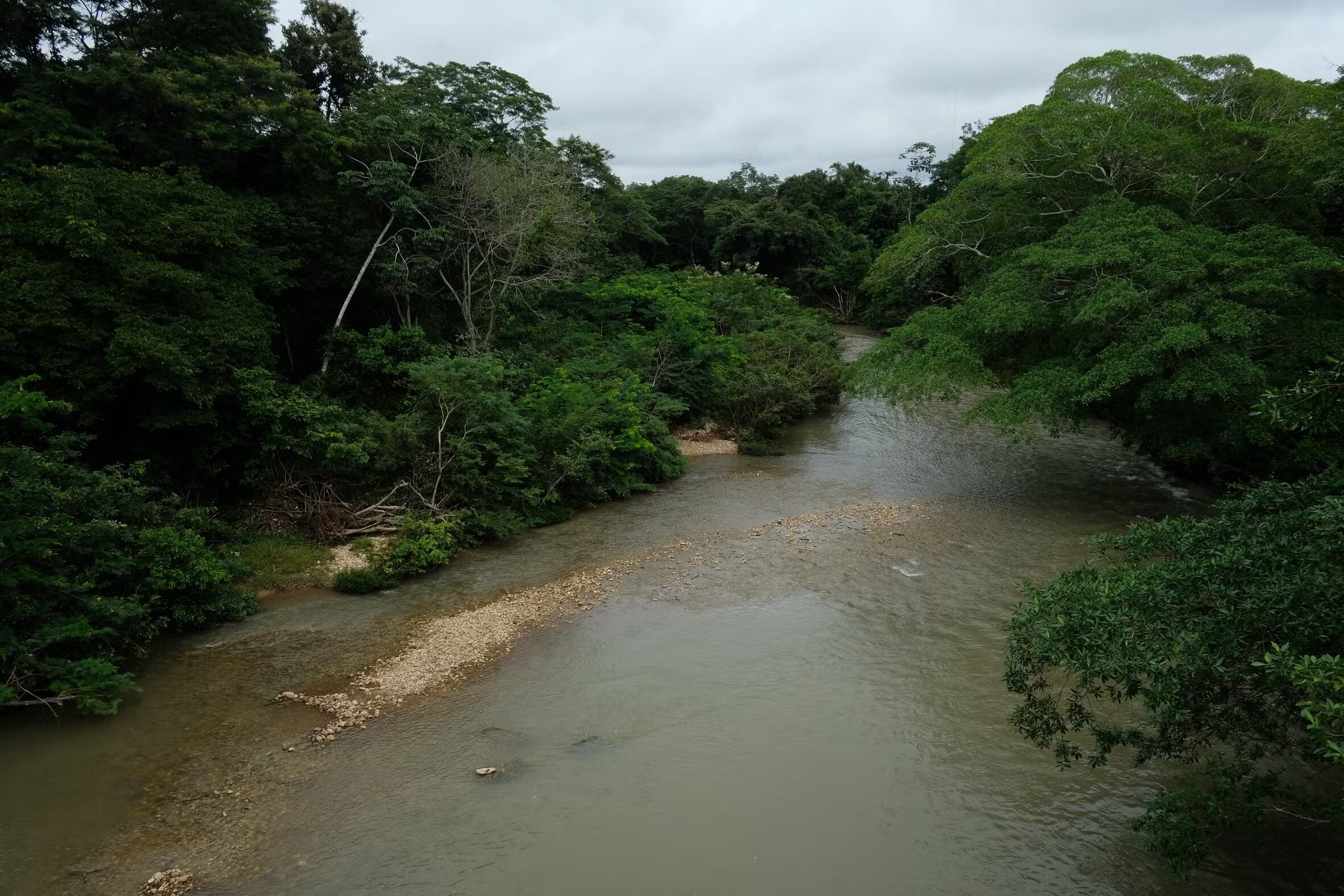 Mulher salva criança de morrer afogada, mas desaparece no Rio Coxipó em MT