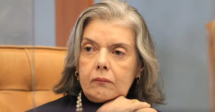 Senadores protocolam pedido de impeachment de Cármen Lúcia, ministra do STF