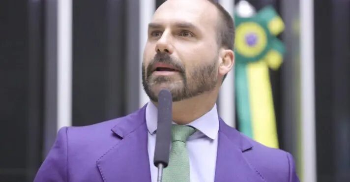 Líder do PT recorre ao STF para impedir que governadores garantam mandato de Eduardo Bolsonaro