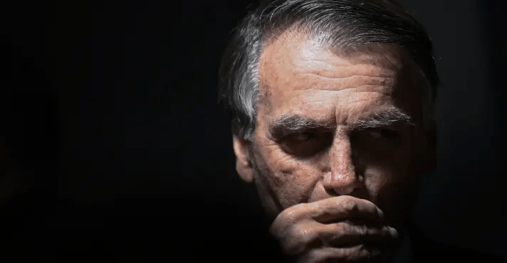 Moraes não determina prisão de Bolsonaro, mas adverte ex-presidente