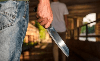 Funcionário zanga com fofocas e tenta matar colega a facadas em MT