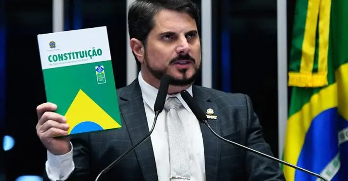 Moraes bloqueia contas bancárias do senador Marcos do Val