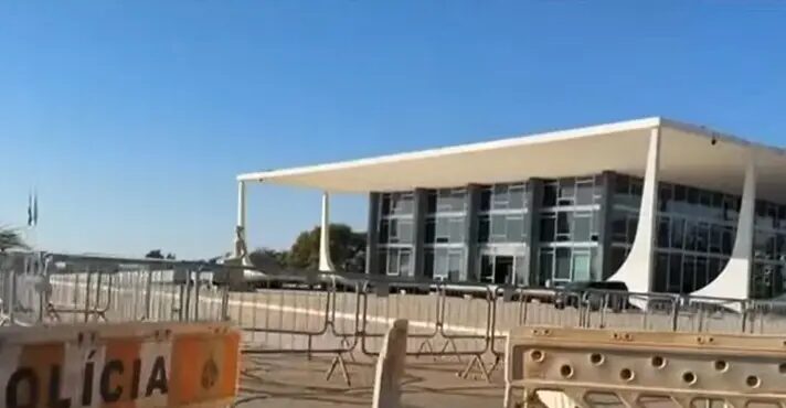 Praça dos Três Poderes amanhece interditada por ordem de Moraes