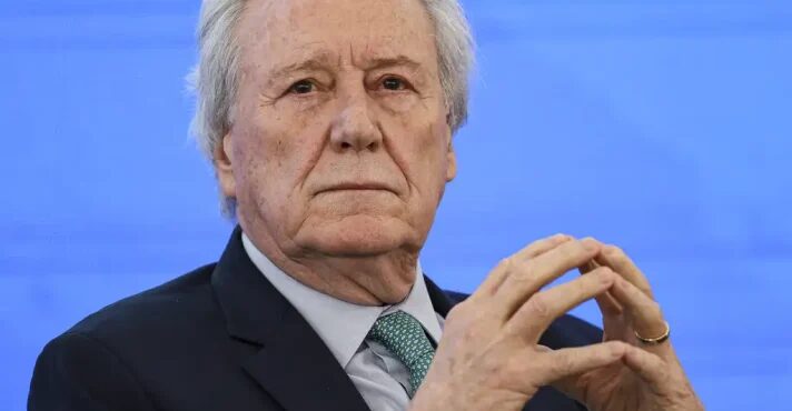 Lewandowski, que rejeitou proibição de atos na Praça dos Três Poderes, agora evita o assunto