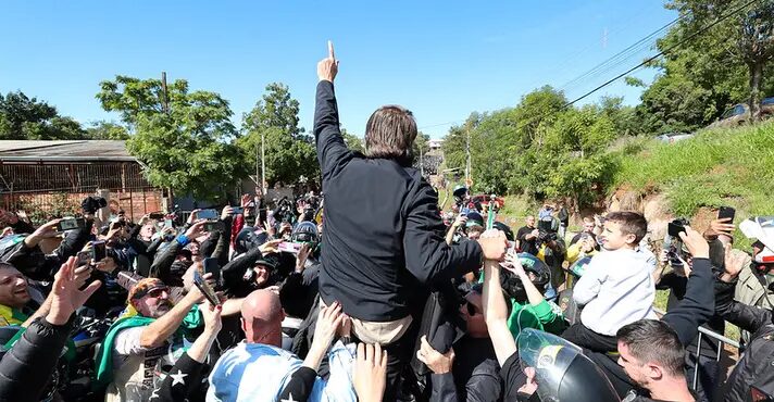 Mesmo com tornozeleira eletrônica, Bolsonaro vai à motociata em Brasília