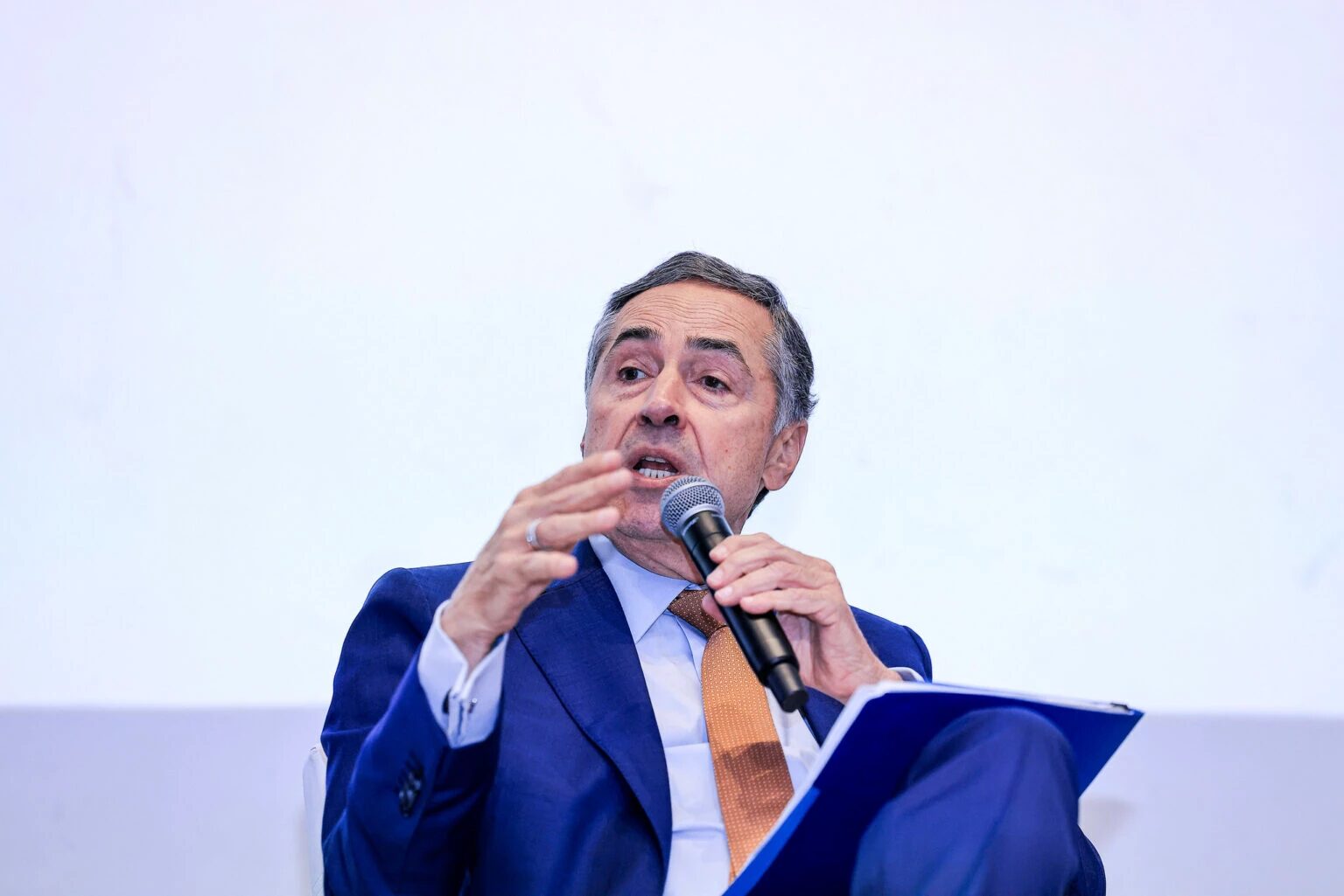 Barroso alfineta Trump em inglês ao defender regulação das redes